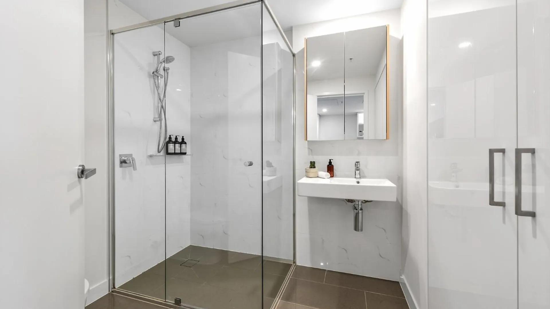 Mountain & Sunset Views With King Bed, Pool, Gym Apartment Brisbane Australia