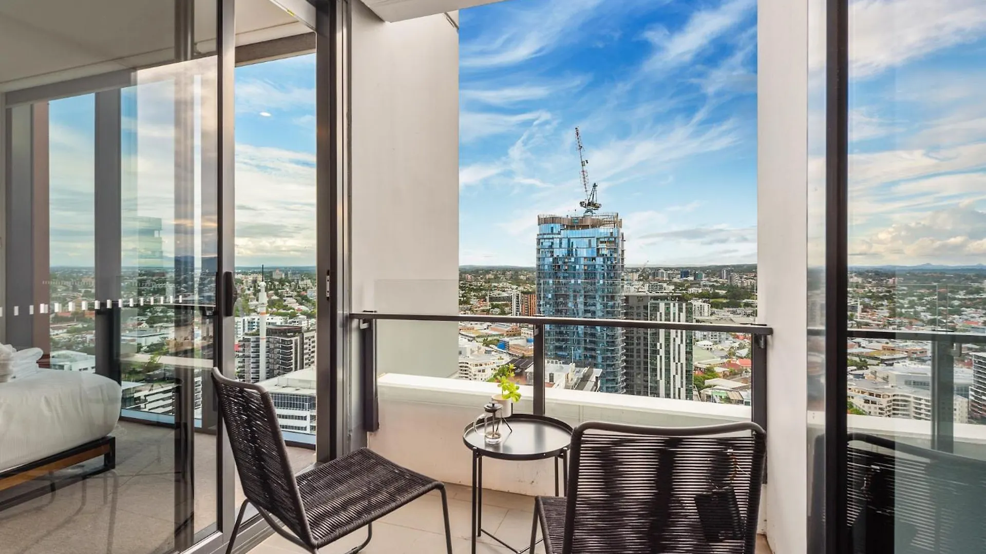 Mountain & Sunset Views With King Bed, Pool, Gym Apartment Brisbane