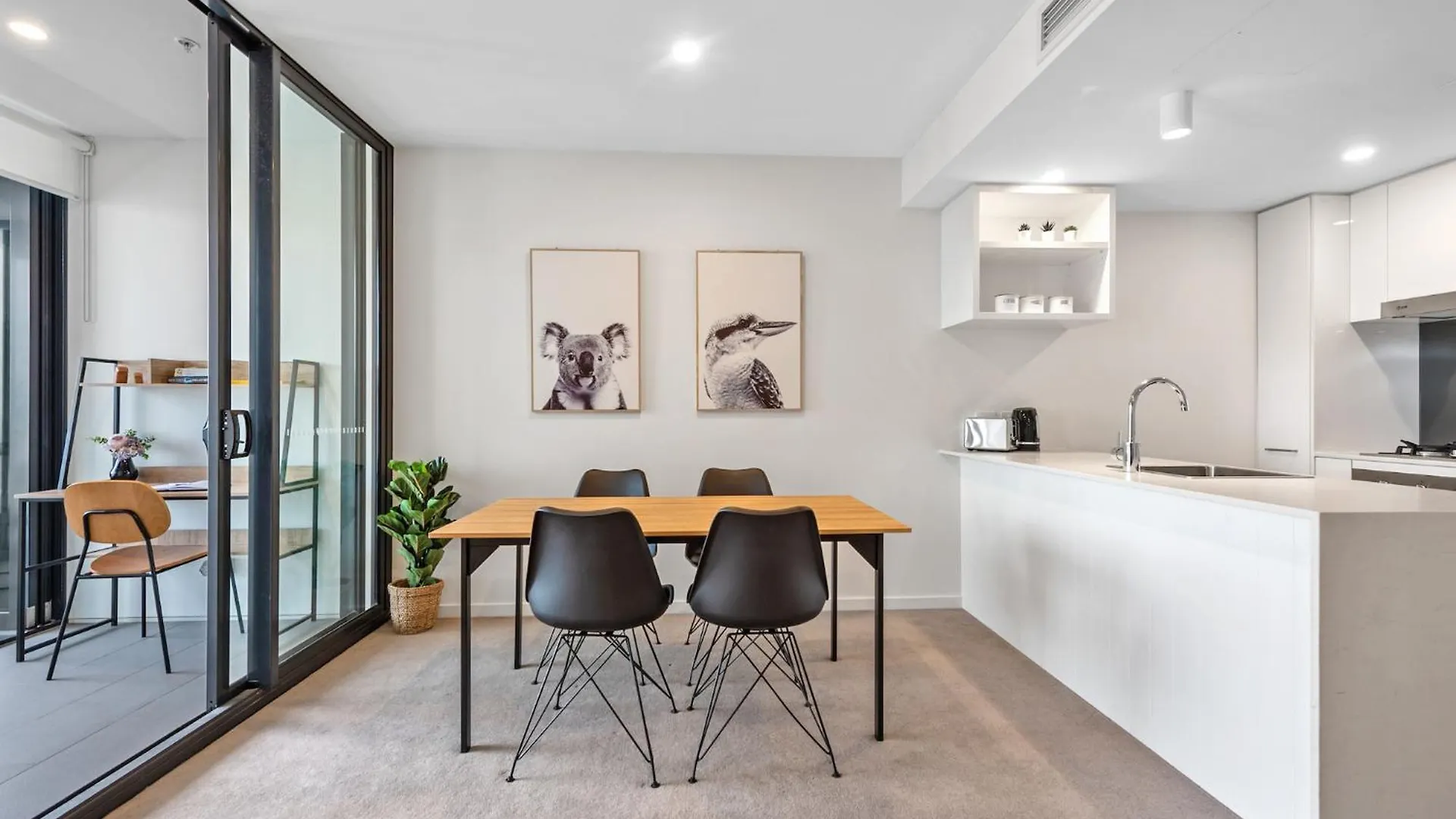 Mountain & Sunset Views With King Bed, Pool, Gym Apartment Brisbane