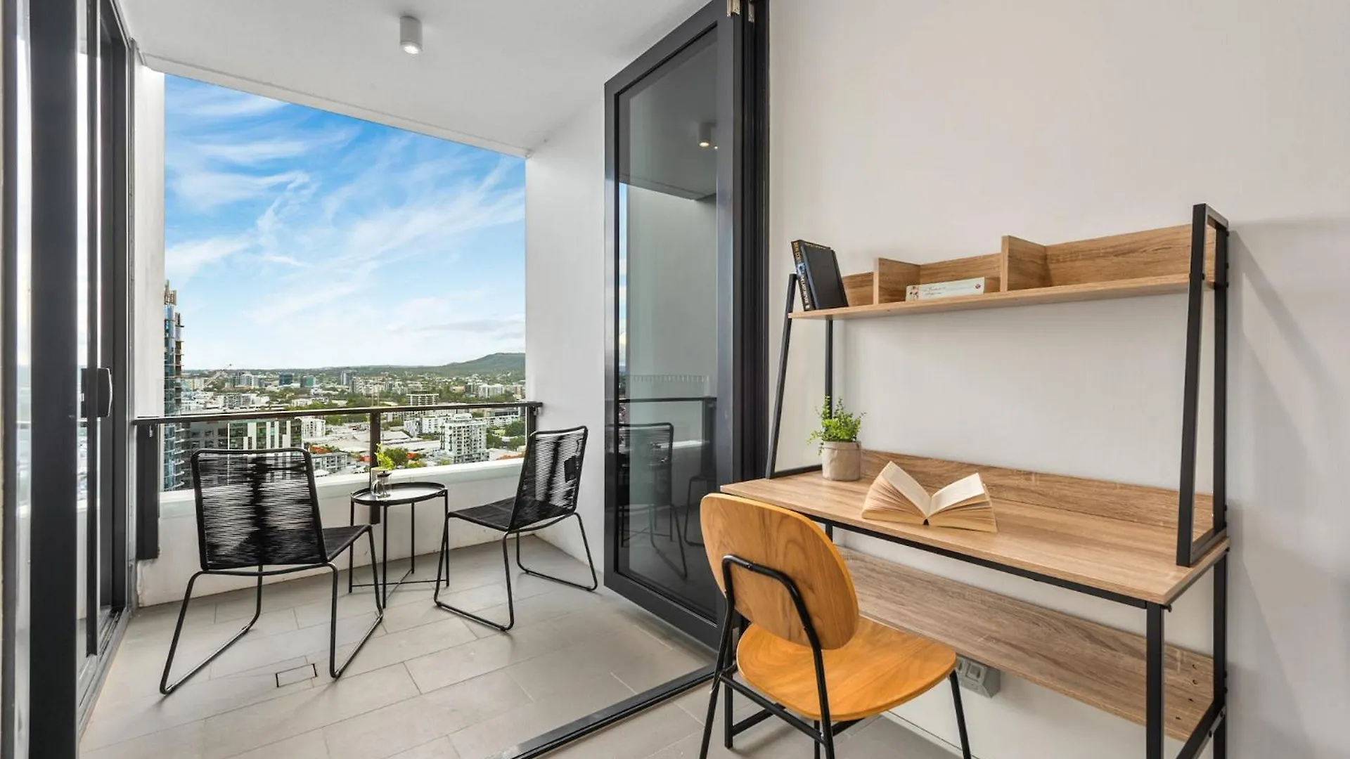 Mountain & Sunset Views With King Bed, Pool, Gym Apartment Brisbane